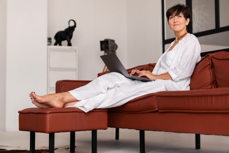 Mulher usando apoio para os pés